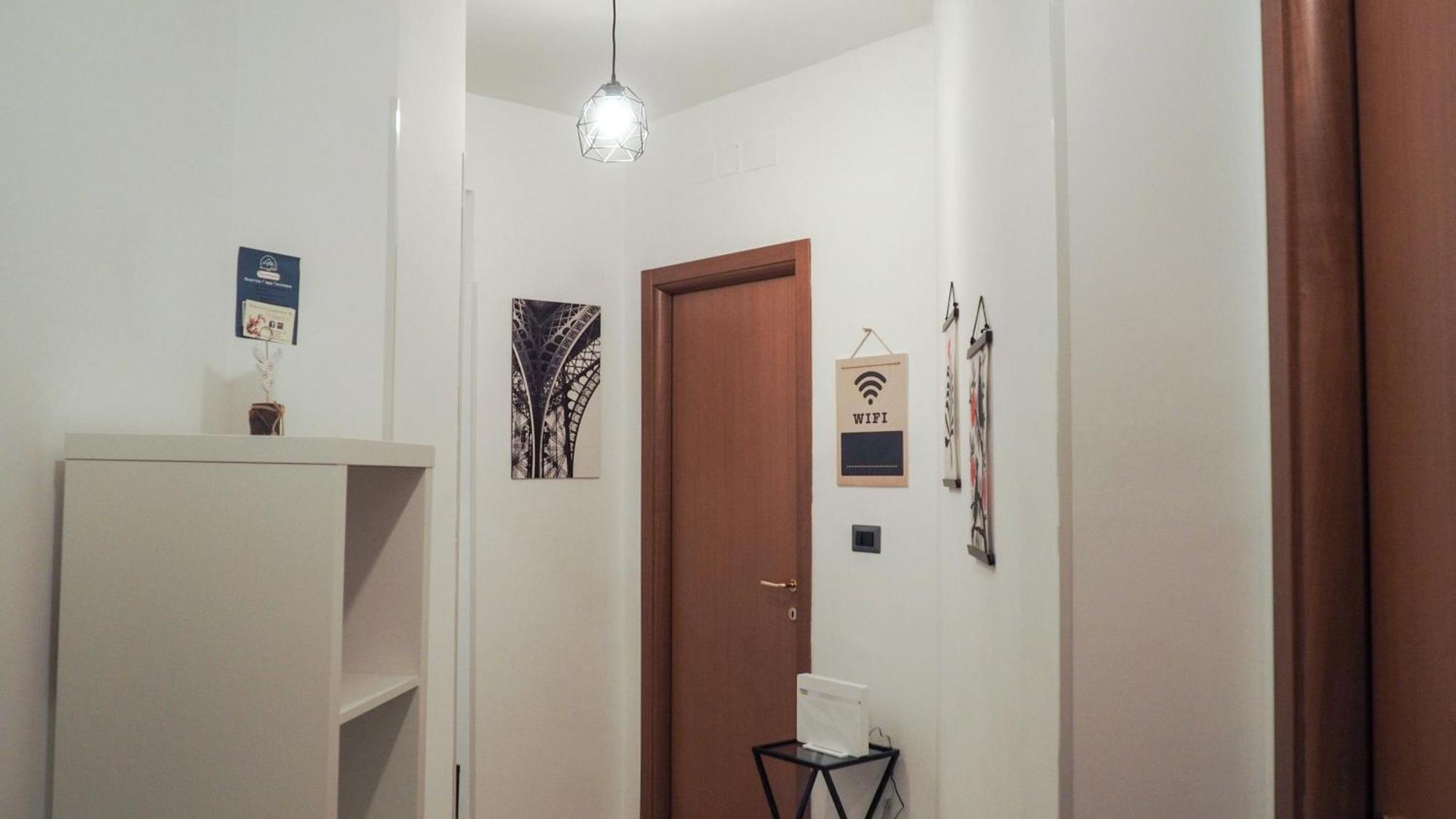 Apartment Large Well Connected To Historic Center With Metro A, Ac, Wi-fi