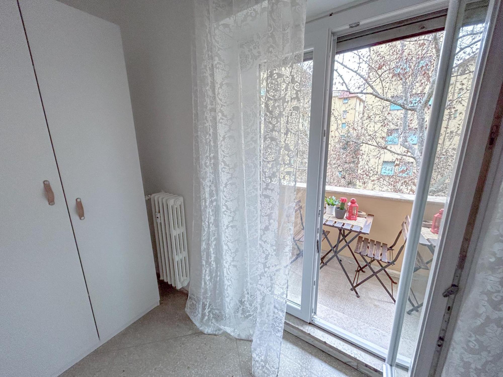 Apartment Large Well Connected To Historic Center With Metro A, Ac, Wi-fi Rom